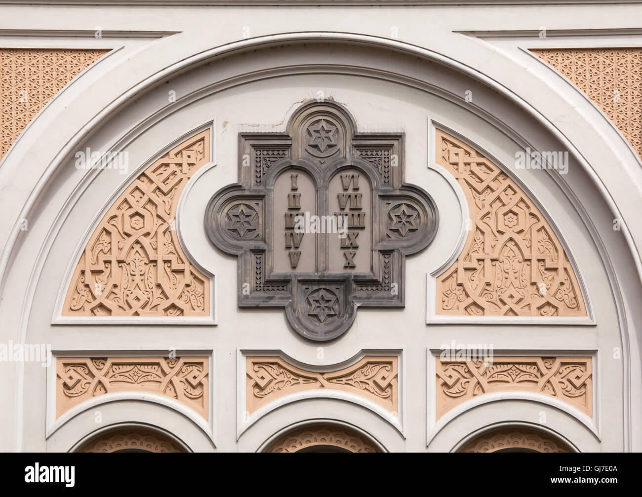 Les Dix Commandements représentés sur la synagogue espagnole dans le quartier juif de Prague, en République tchèque. Banque D'Images