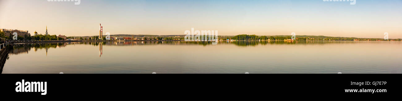 Zone de loisirs avec lac urbain Banque D'Images