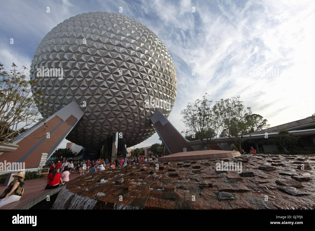 Orlando, Floride, USA. Avril 28th, 2010. Spaceship Earth avec dispositif de l'eau à l'avant à Epcot, Walt Disney World Banque D'Images