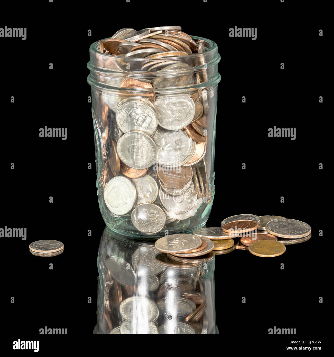 Changer de l'argent dans un pot sur un tableau noir Banque D'Images