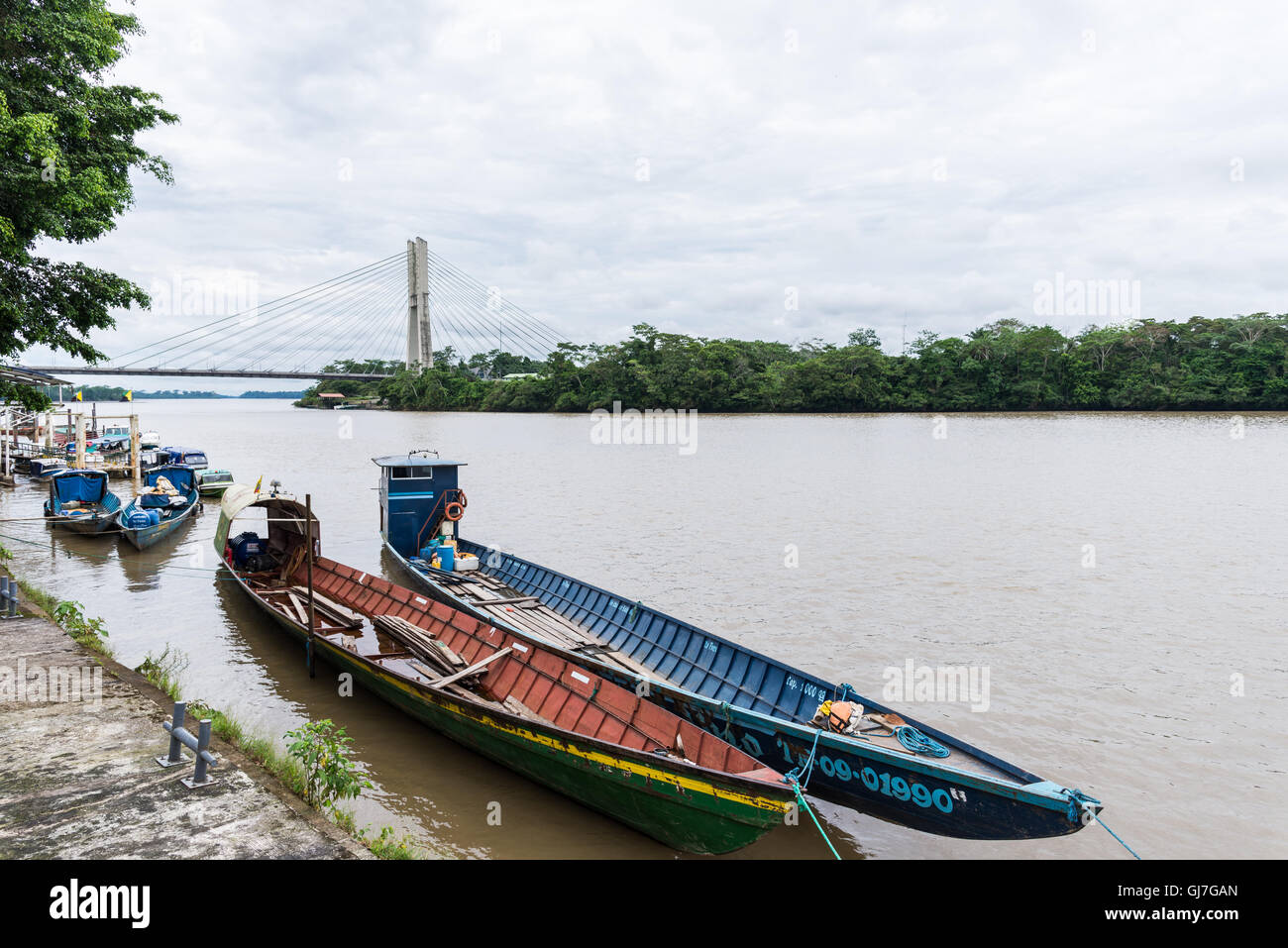 Bateaux amarrés le long de la rivière Rio Napo à Coca, la ville portail de l'Amazones, Equateur, Amérique du Sud. Banque D'Images