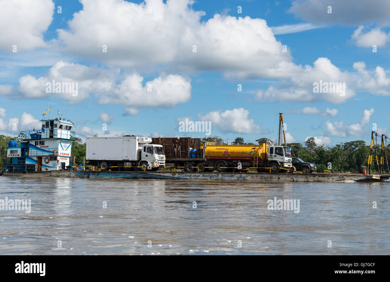 Les poids lourds sont chargés sur barge et transportés le long du Rio Napo dans les Amazones. L'Équateur, en Amérique du Sud. Banque D'Images