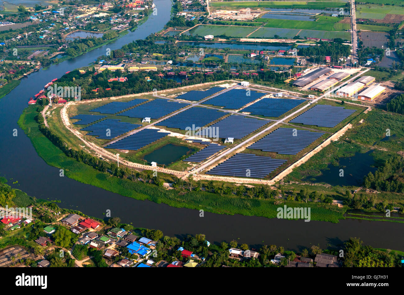 Ferme solaire panneaux solaires photo aérienne de l'air Banque D'Images