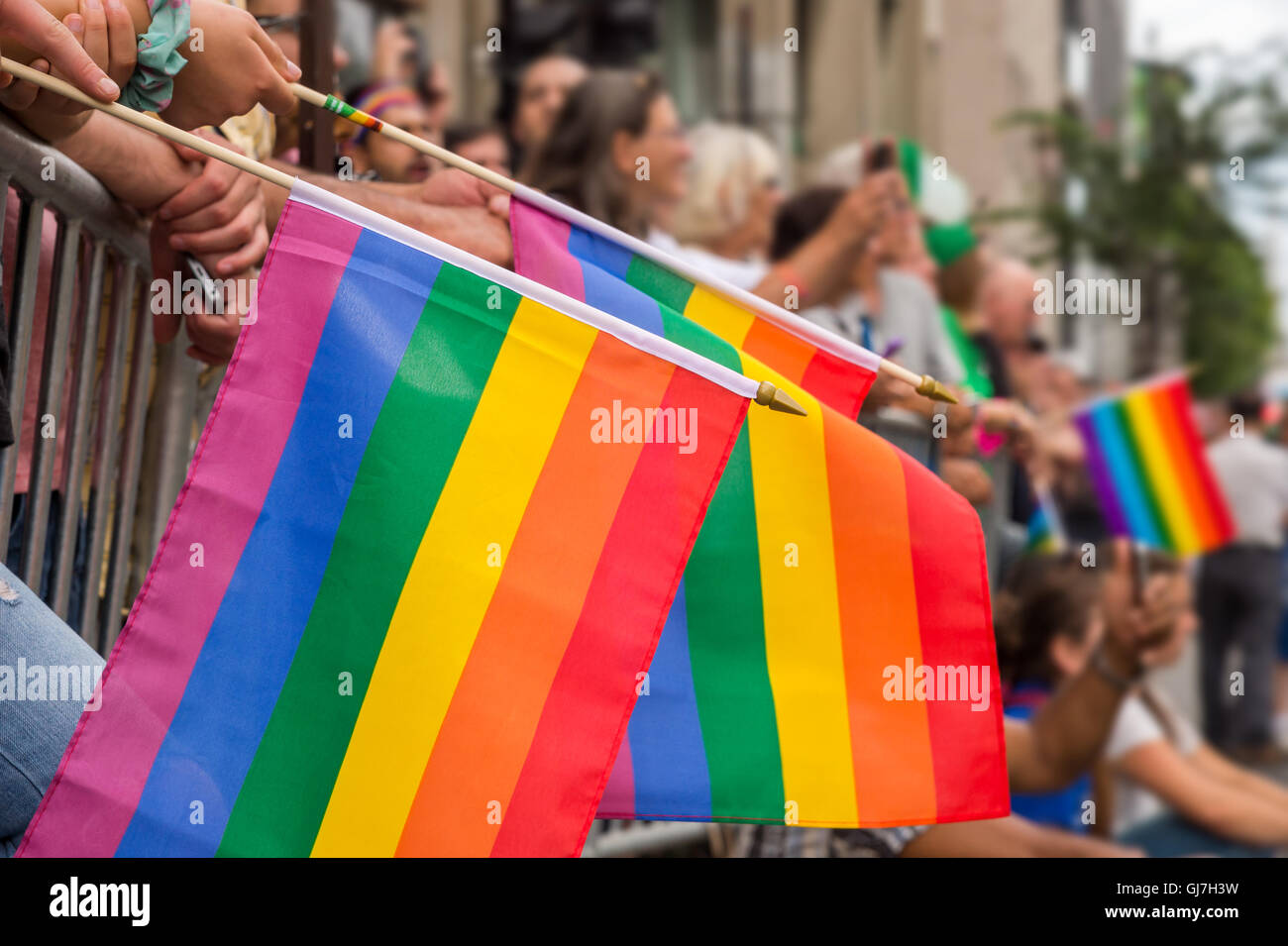 Montréal, Canada. 14 août, 2016. Drapeaux arc-en-ciel Gay gay pride parade à Montréal avec les spectateurs à l'arrière-plan flou Banque D'Images