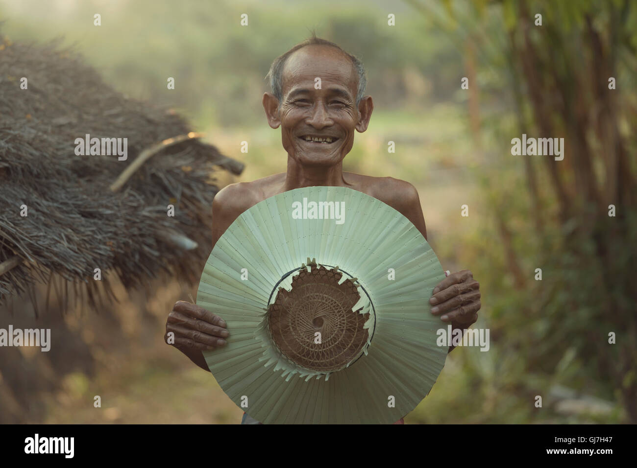 Asian,vieux fermier avec sourire de bonheur. Banque D'Images