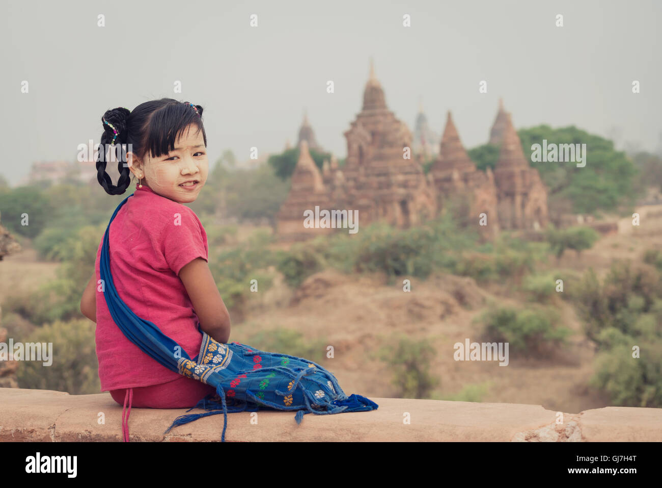 La petite fille a souri sur Myanmar pagode à Bagan Birmanie Banque D'Images