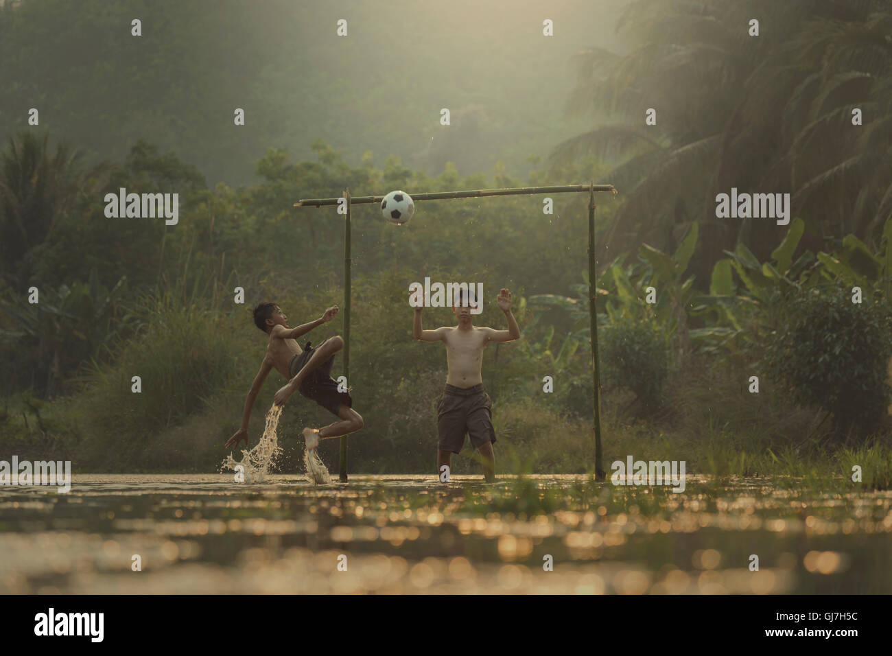 L'Asie, l'équipe locale de football de campagne en Thaïlande. Banque D'Images