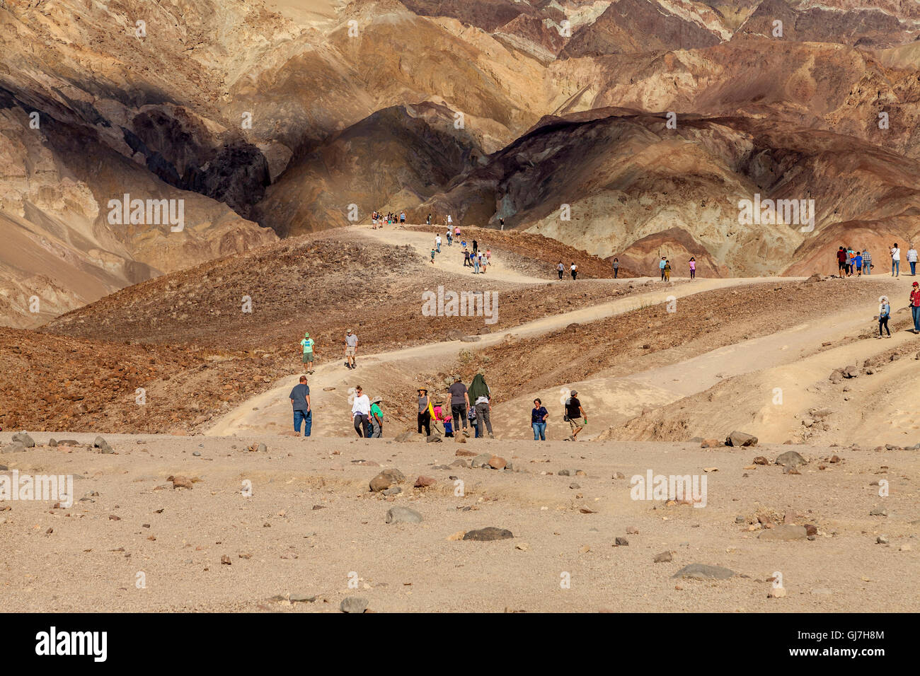 Les touristes en randonnée sur les collines volcaniques et sédimentaires près de la palette de l'artiste dans la Death Valley National Park, California, USA Banque D'Images