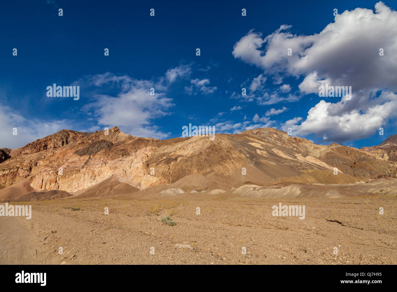 Près de collines volcaniques et sédimentaires Artist's Palette dans la Death Valley National Park, California, USA Banque D'Images