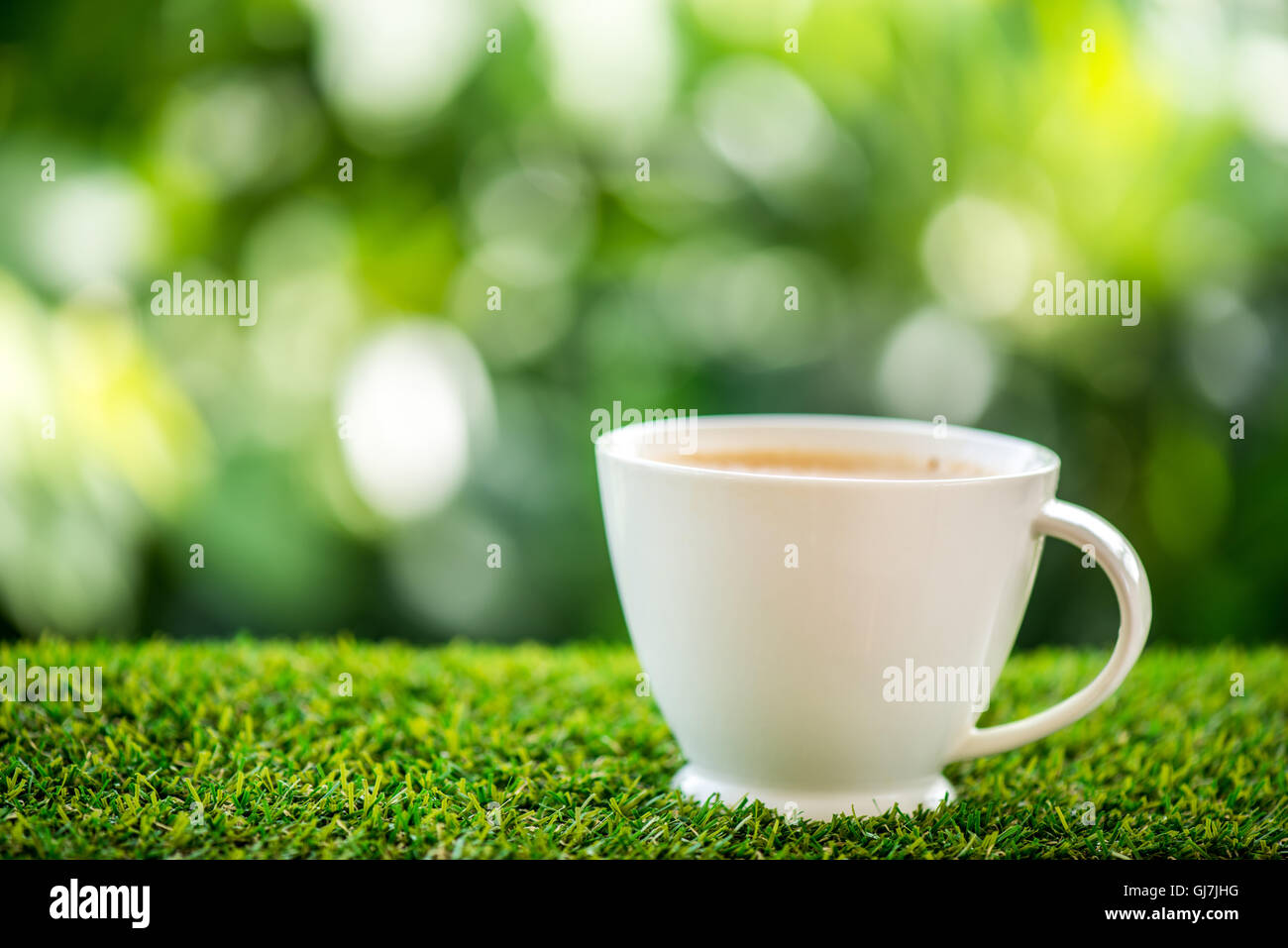 Tasse de café sur la pelouse Banque D'Images
