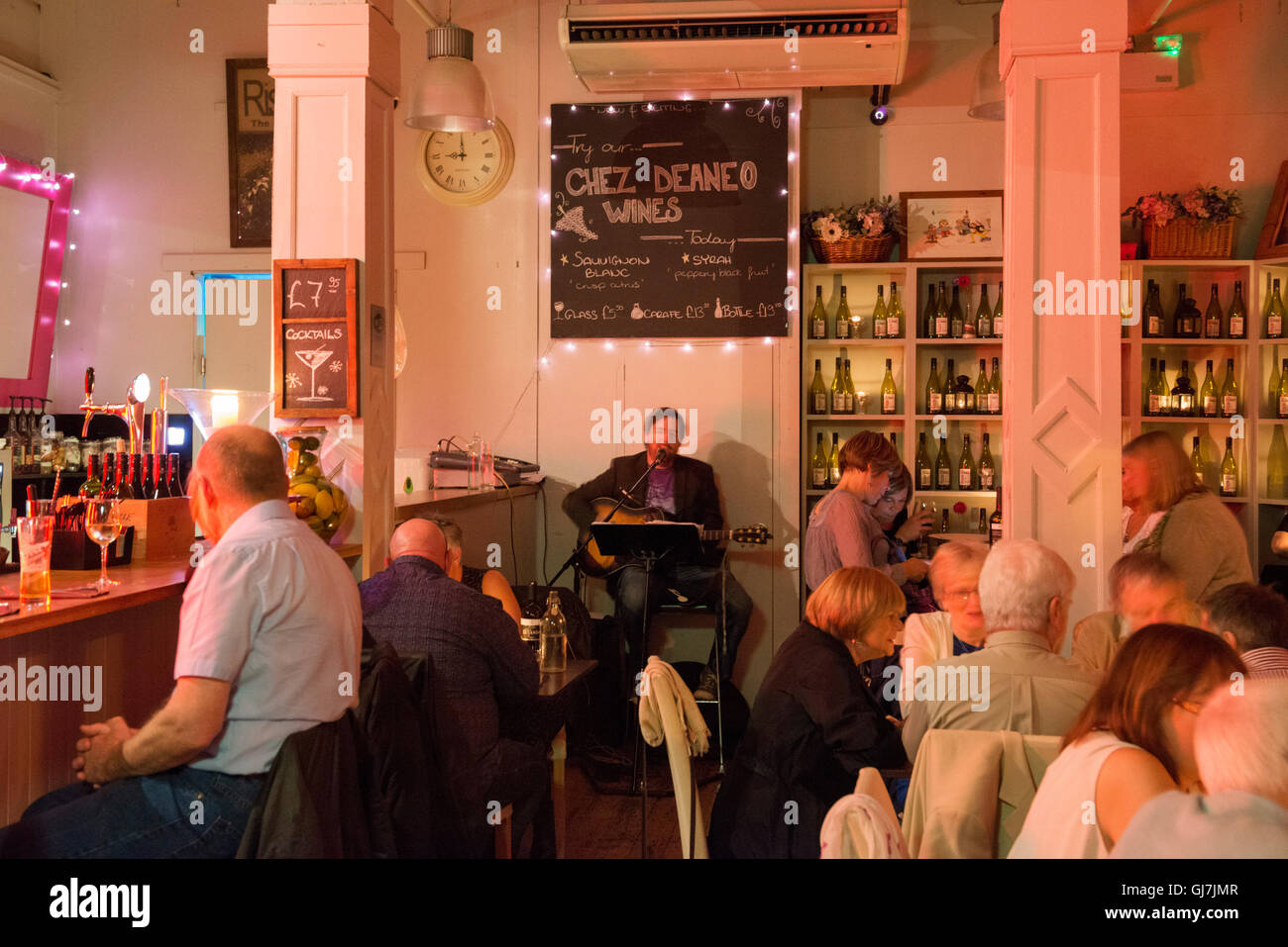 Chanteur dans un bar à vin de Belfast Banque D'Images