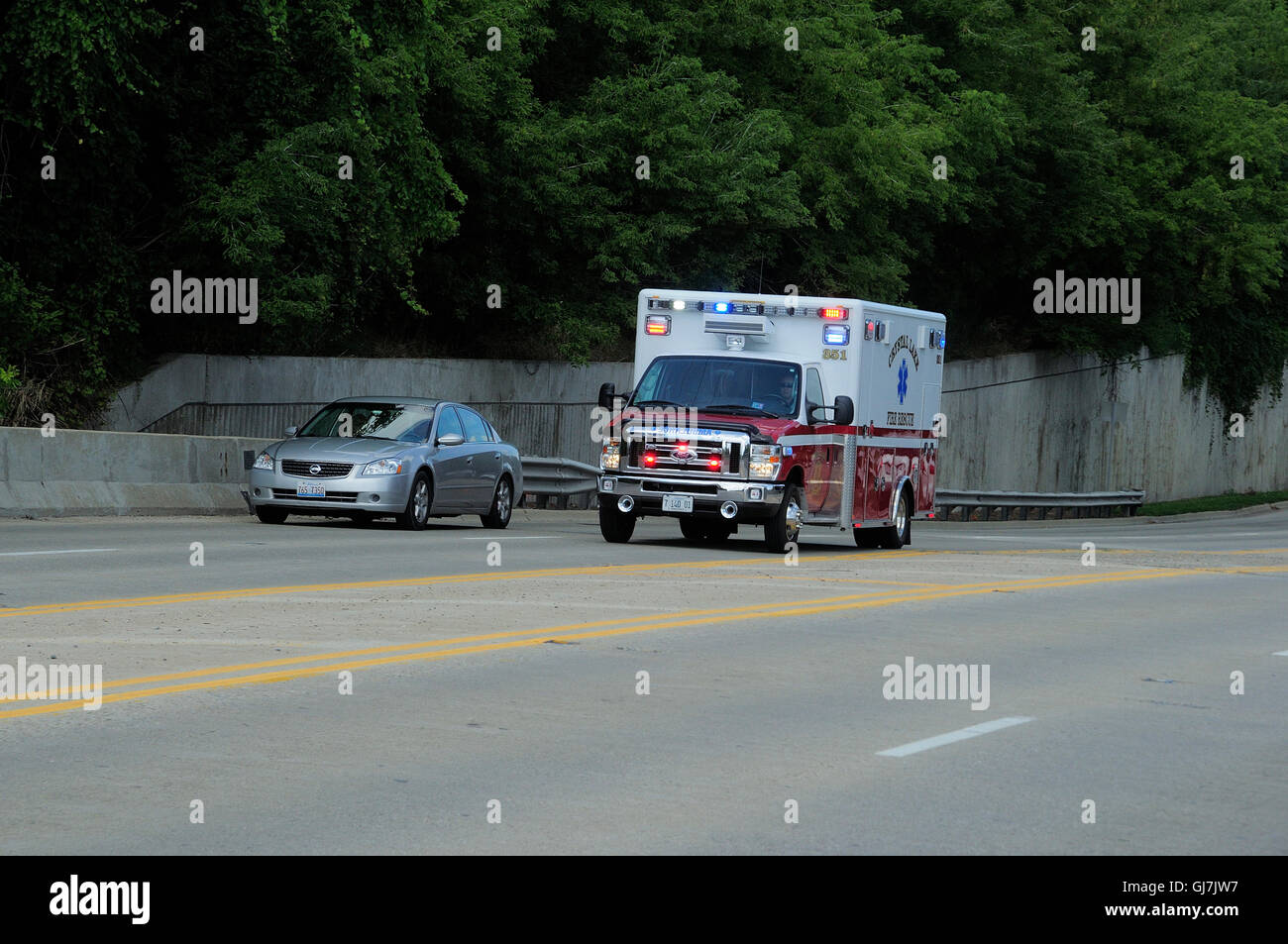 Ambulance d'urgence vers l'hôpital accélération Banque D'Images