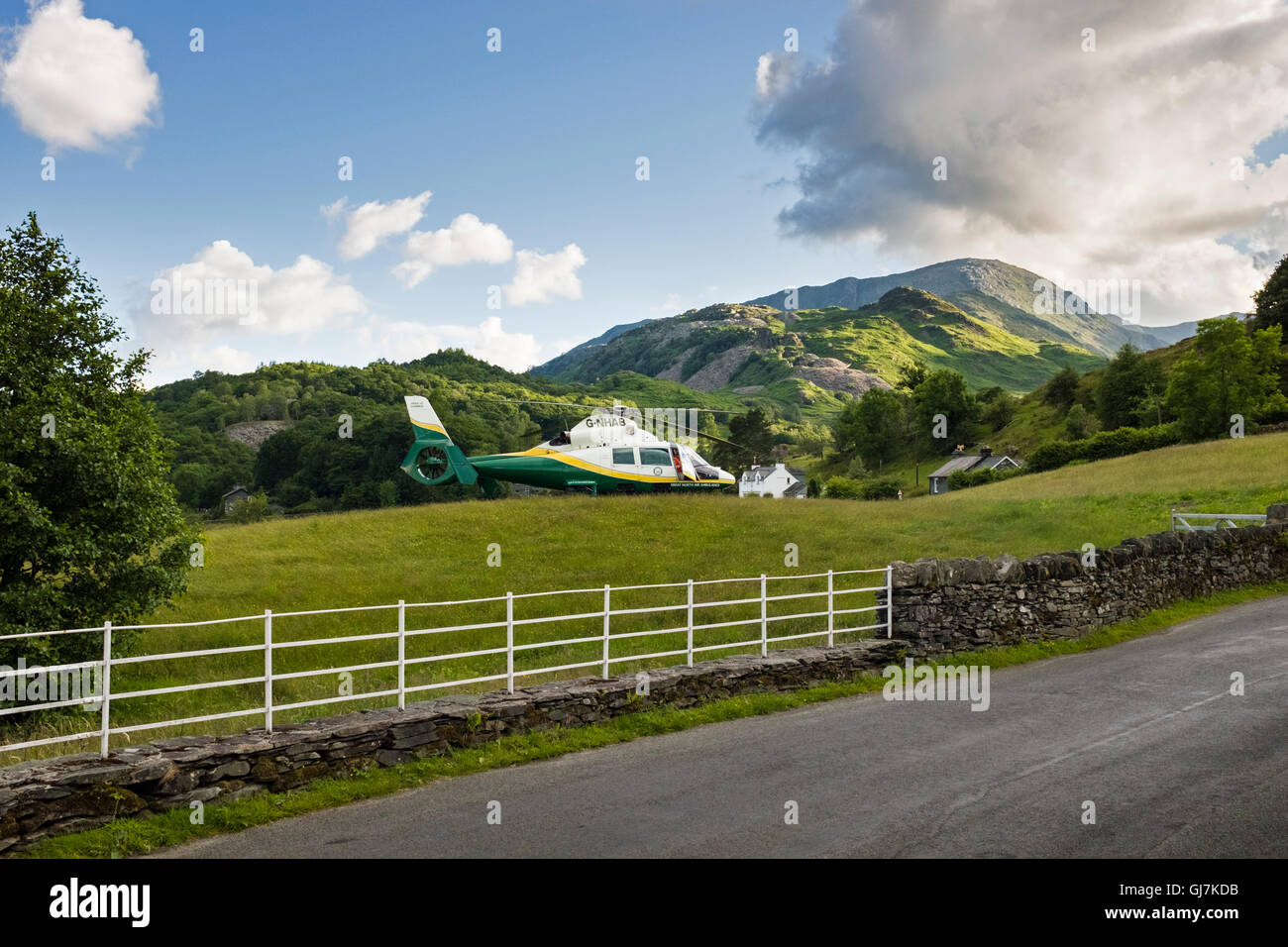 Great North air ambulance dans un domaine peu Langdale, Cumbria. Banque D'Images