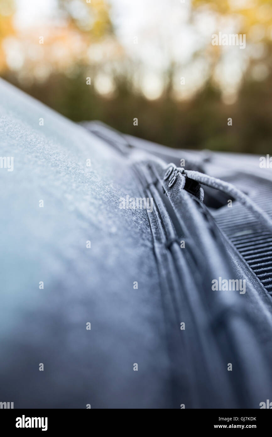 Lame d'essuie-glace pare-brise gelé à une voiture. Banque D'Images Lame d'essuie-glace pare-brise gelé à une voiture. Banque D'Images
