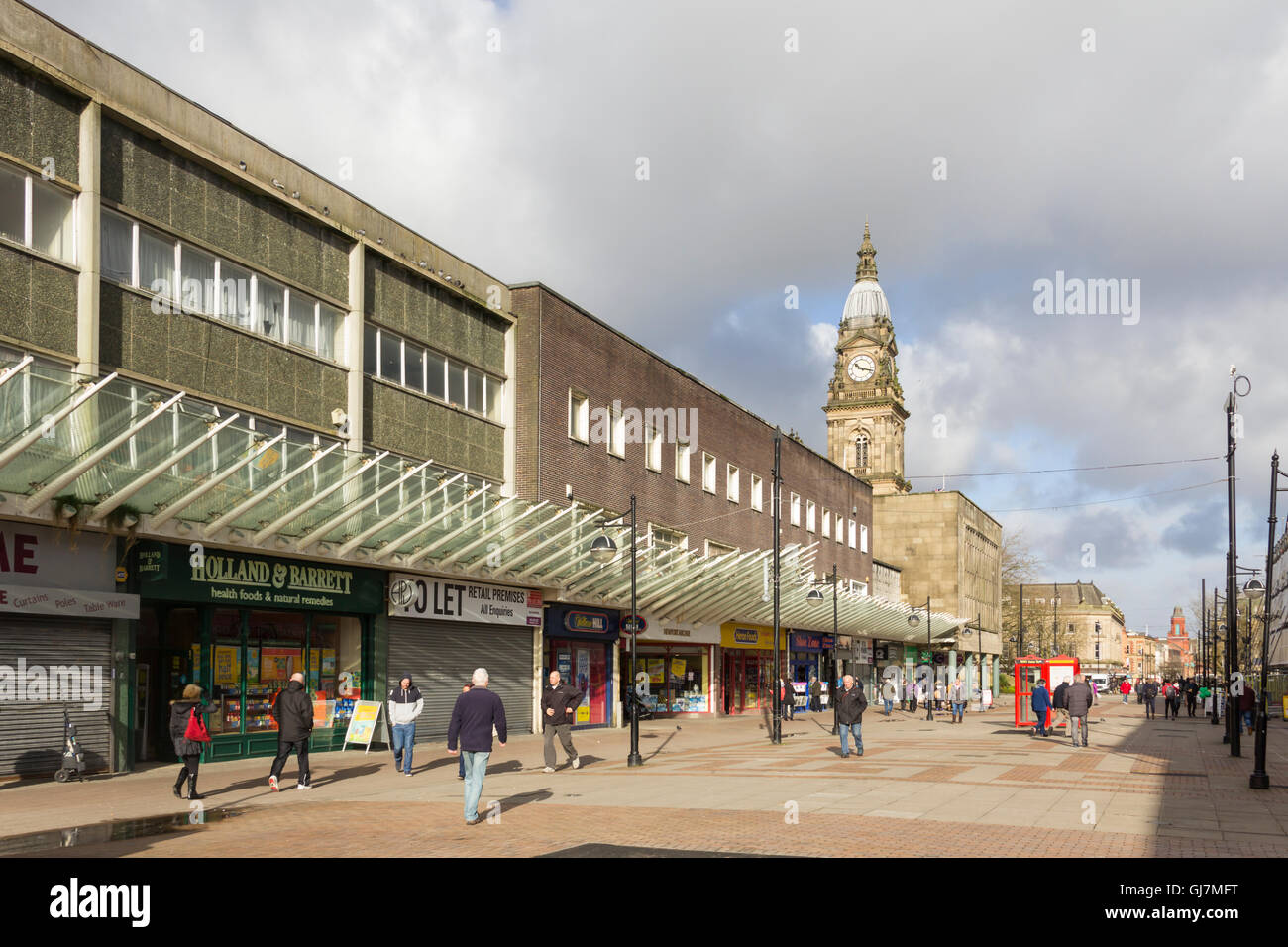 Newport Street dans le centre-ville de Bolton, avant la rénovation de 2016 de la devanture commerciale le long des deux côtés de la rue. Banque D'Images