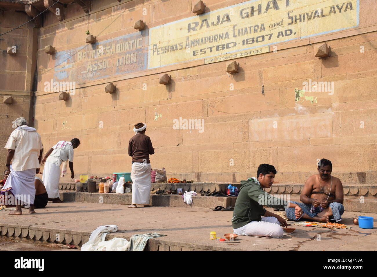 La vie quotidienne des indiens sur le Raja ghat de Varanasi, Uttar Pradesh, Inde Banque D'Images