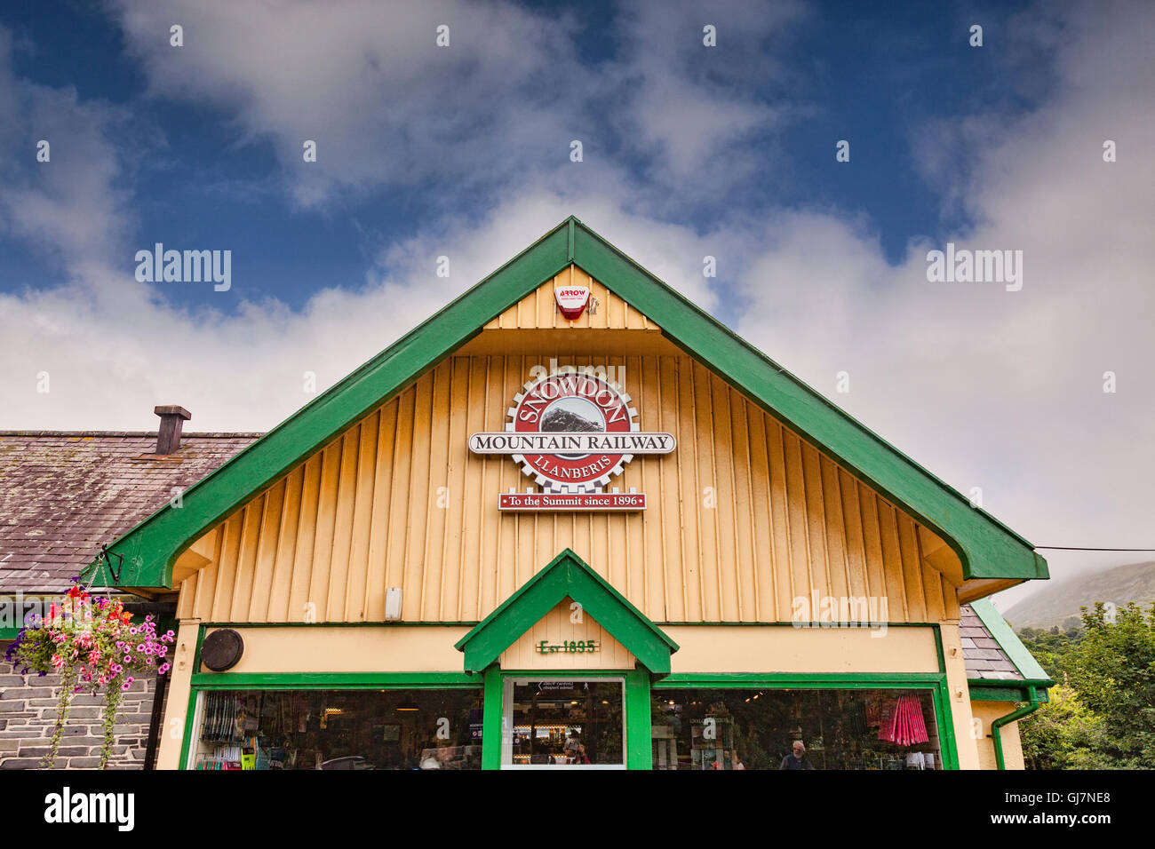 Snowdon Mountain Railway building, avec logo, Llanberis, Parc National de Snowdonia, Gwynedd, Pays de Galles, Royaume-Uni Banque D'Images