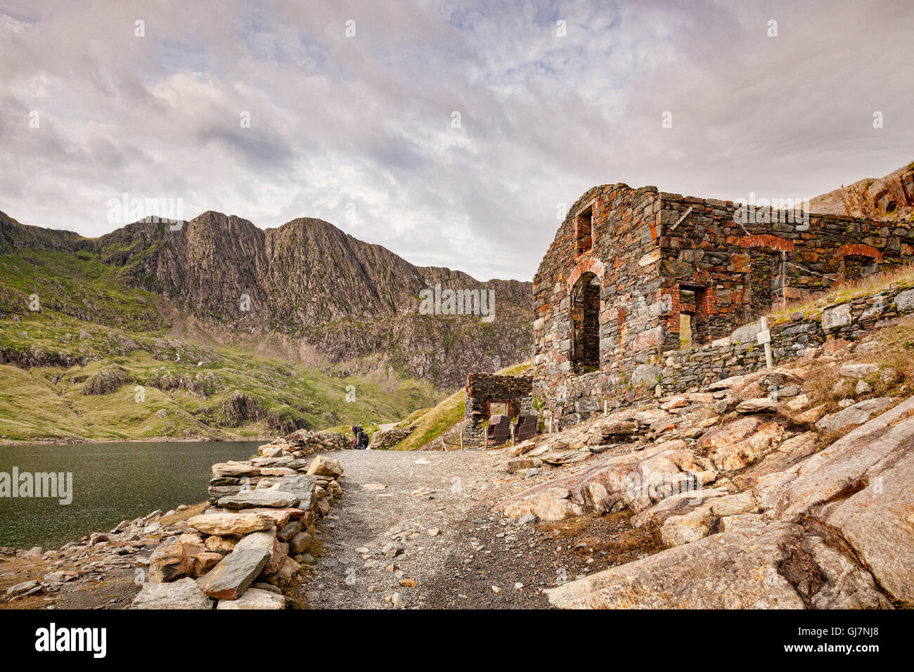 Des immeubles en ruines de la mine de cuivre Britannia, sur la piste des mineurs à côté de Llyn Llydaw dans le Parc National de Snowdonia, Gwynedd, Banque D'Images