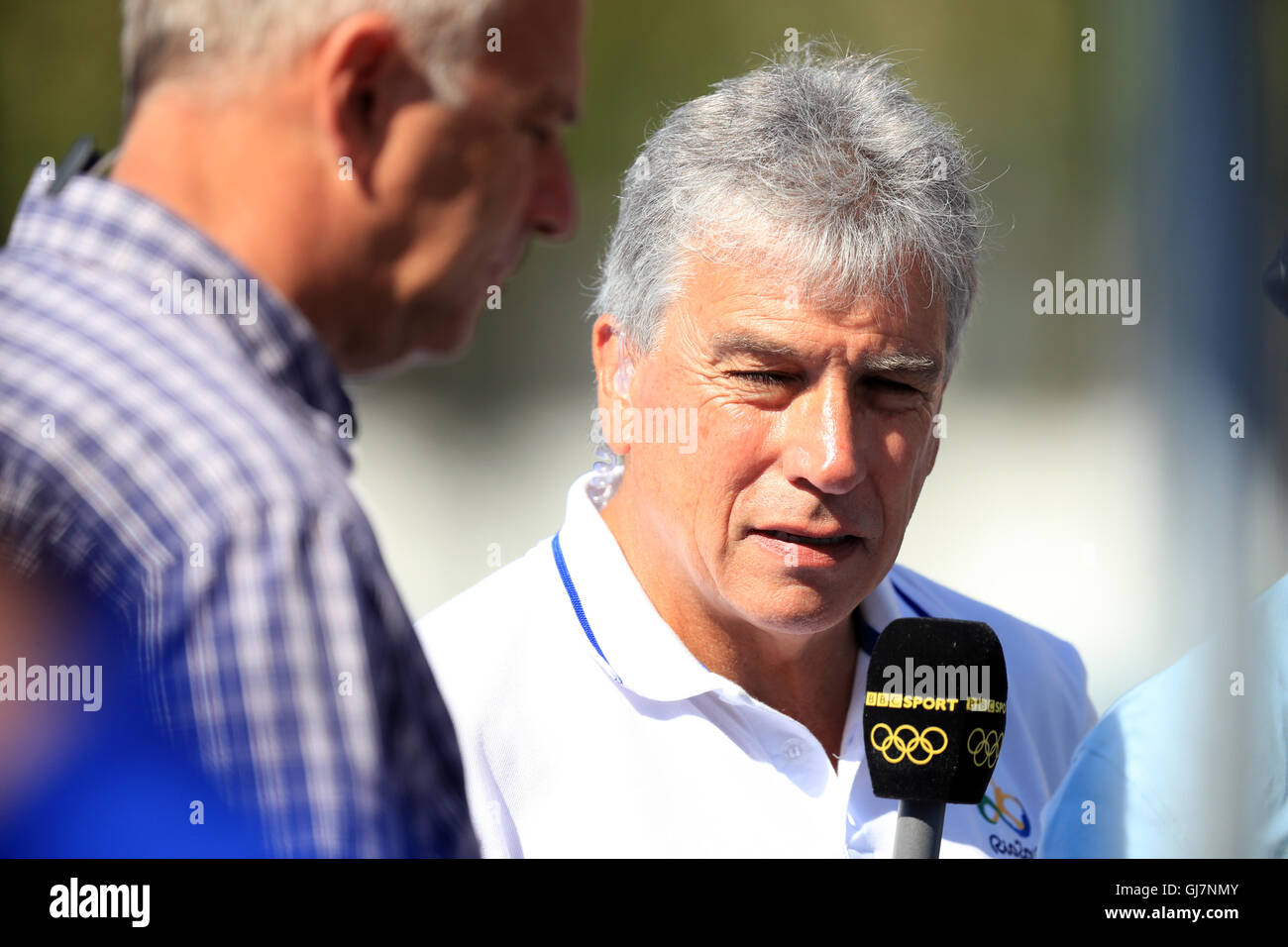 BBC's John Inverdale avec l'ancien champion olympique Steve Redgrace au Lagoa Stadium sur le huitième jour de la Jeux Olympiques de Rio, au Brésil. Banque D'Images