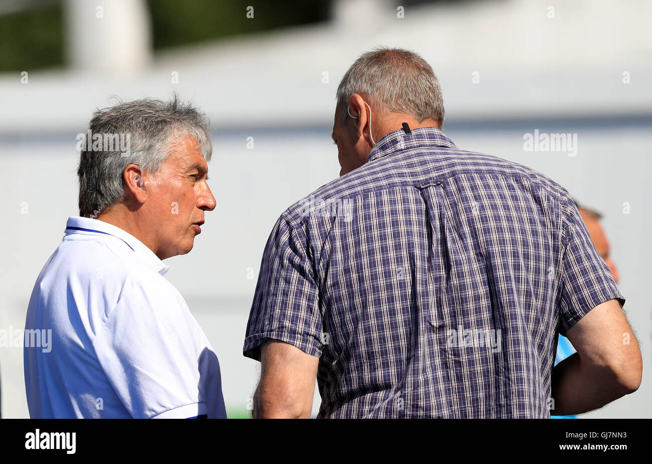 BBC's John Inverdale avec l'ancien champion olympique Steve Redgrace au Lagoa Stadium sur le huitième jour de la Jeux Olympiques de Rio, au Brésil. Banque D'Images