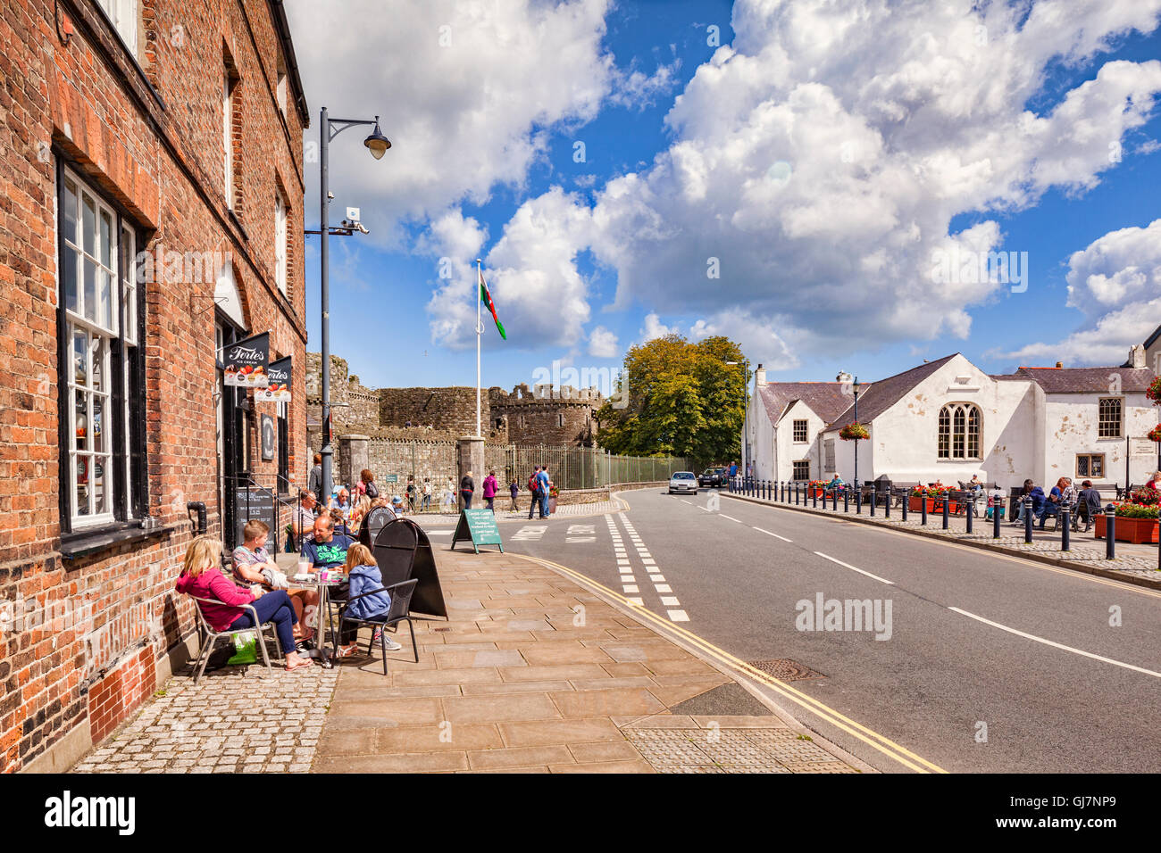 La terrasse d'un café à Beaumaris, Anglesey, Pays de Galles, Royaume-Uni, avec le château en arrière-plan. Banque D'Images
