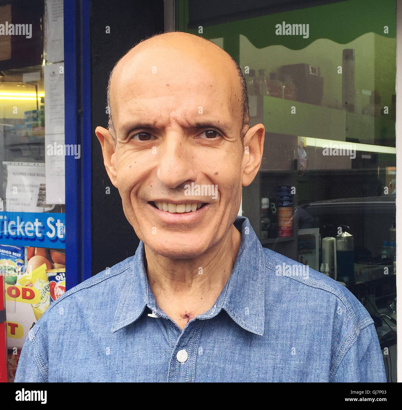 Mohamed Sbihi, 60 ans, père de l'aviron médaille d'or olympique-gagnant, également appelé Mohamed, en dehors de son salon de coiffure à Westminster, Londres. Banque D'Images