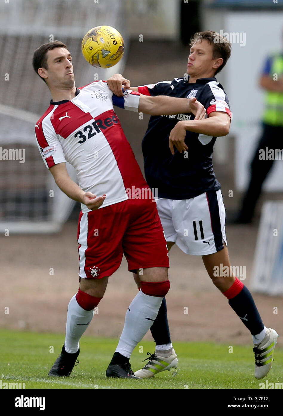 Lee Wallace des Rangers et Dundee's Danny Williams bataille pour le ballon pendant le match de championnat de Ladbrokes Dens Park, Dundee. Banque D'Images