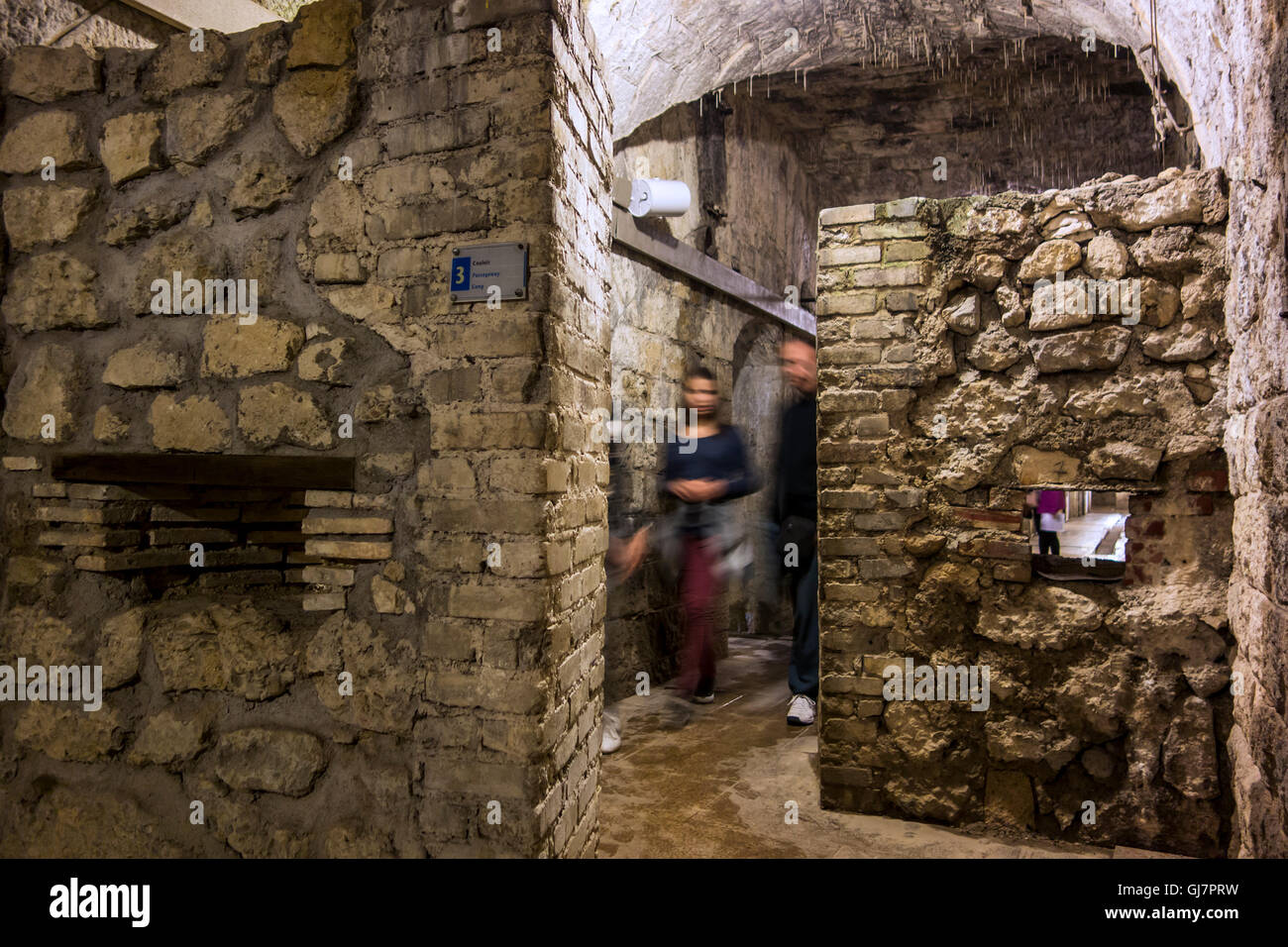 Murs Embrasured de meurtrières à l'intérieur de passage en première guerre mondiale un fort de Douaumont, Lorraine, bataille de Verdun, France Banque D'Images