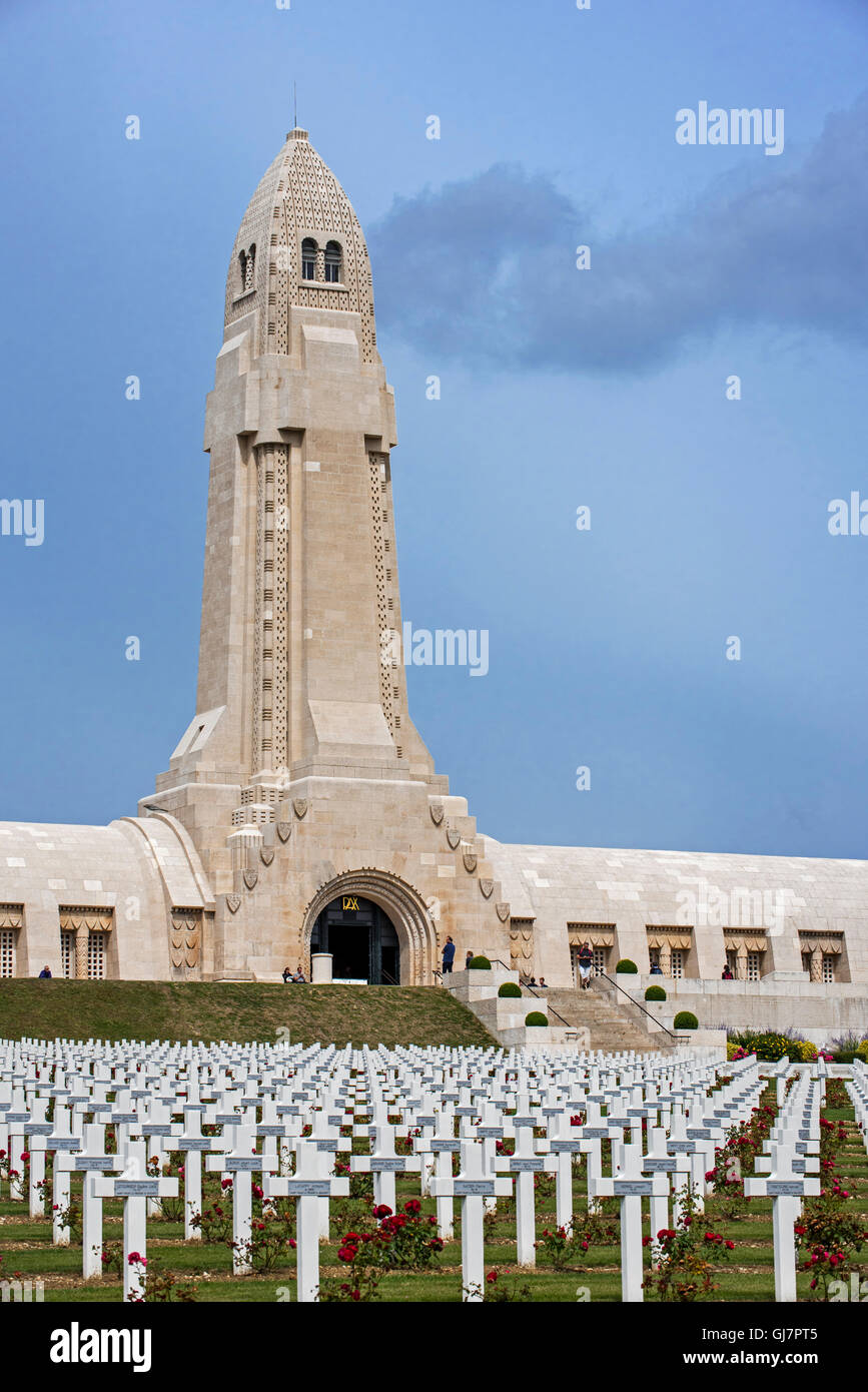 Ossuaire de Douaumont cimetière militaire et pour une première guerre mondiale soldats français et allemands qui sont morts à la bataille de Verdun, France Banque D'Images