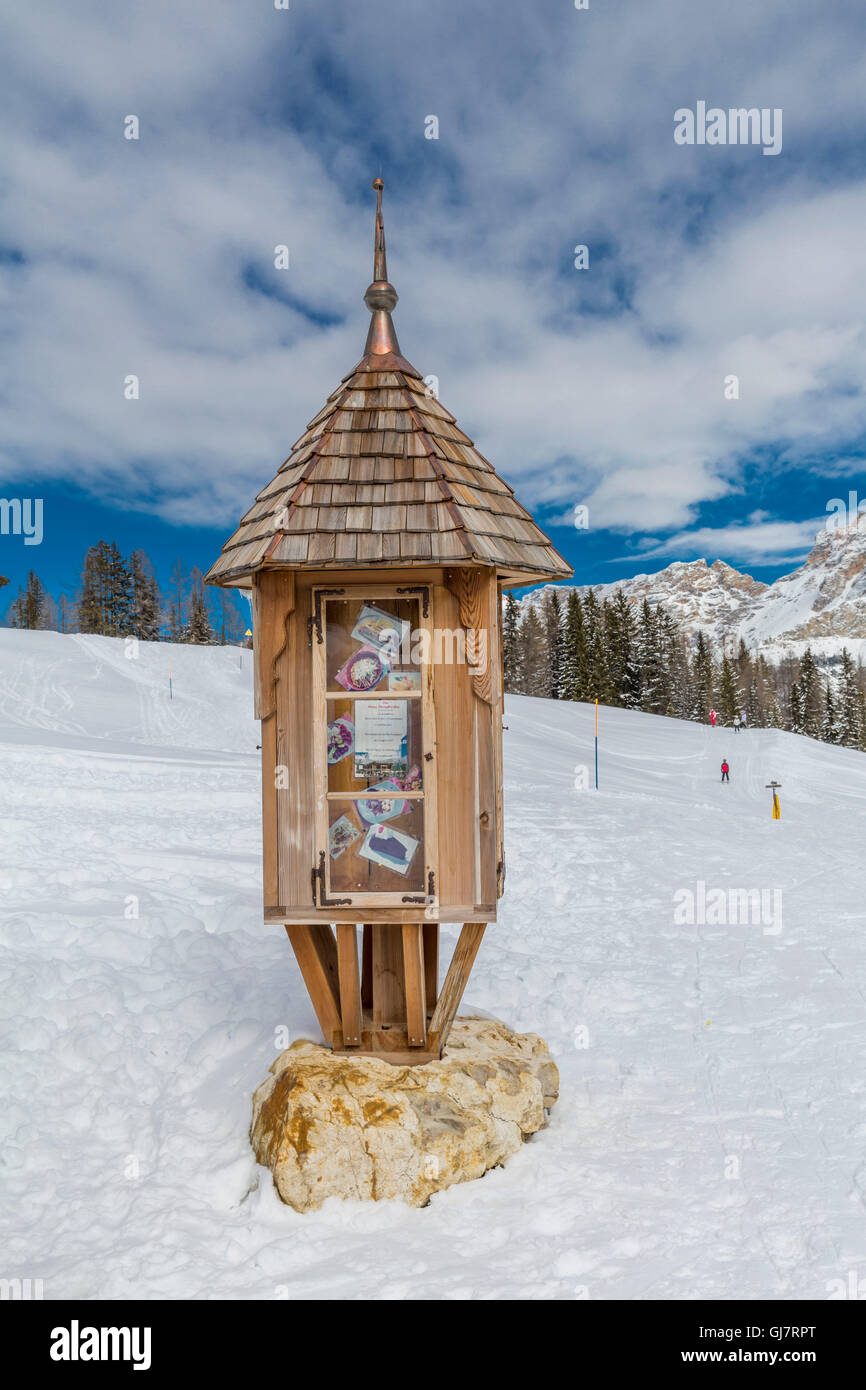 Peu d'information avec carte de menu, Ütia Saraghes Malga Alm (ALP) chalet de ski, ski, région de l'Alta Badia, le Tyrol du Sud, l'Alto Adige, les Dolomites, Italie, Europe Banque D'Images