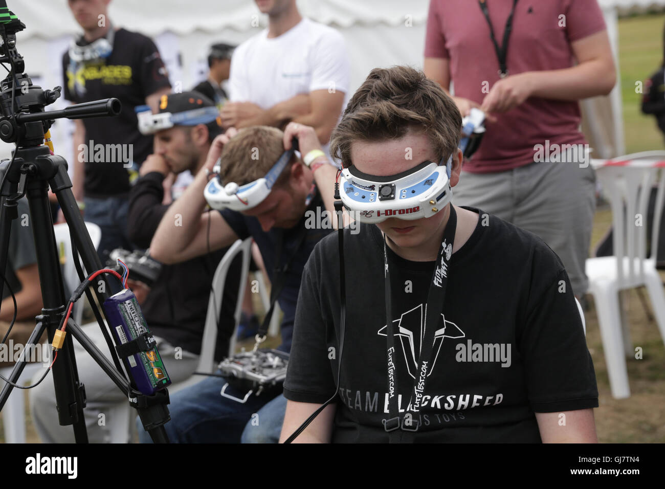 Drone course Queen's Cup 2016, Popham, Hampshire. Drone racer pilotes à la flightline préparer pour le vol avant de course Banque D'Images
