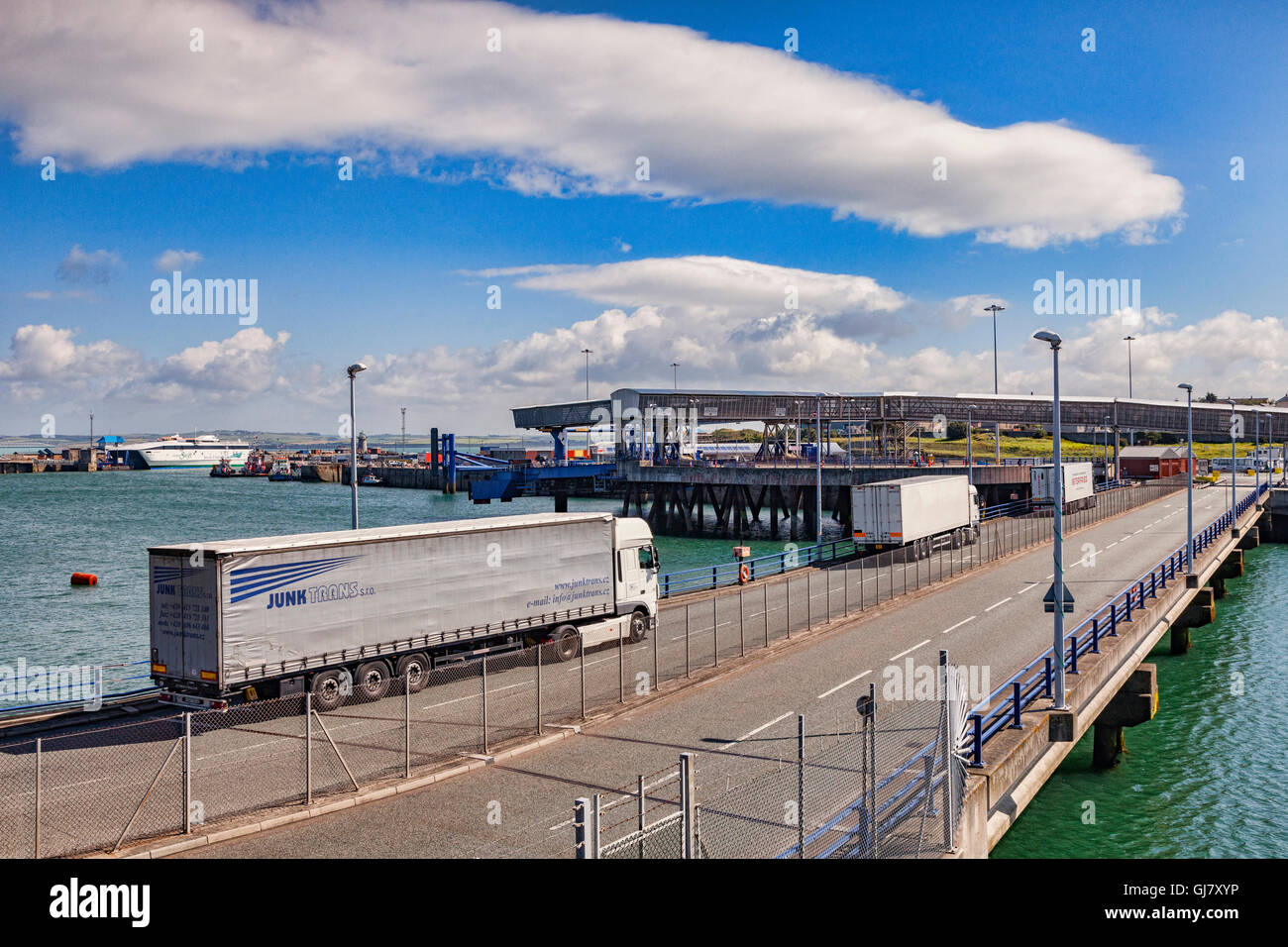 Camions approcher Holyhead Ferry Terminal, Anglesey, Pays de Galles, Royaume-Uni Banque D'Images