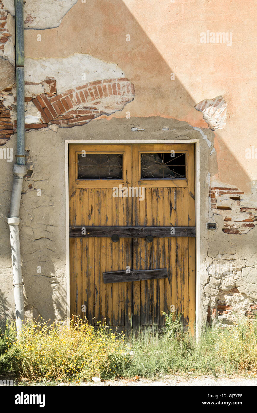 Vieux , portes en bois cassée sur une ferme abandonnée Banque D'Images