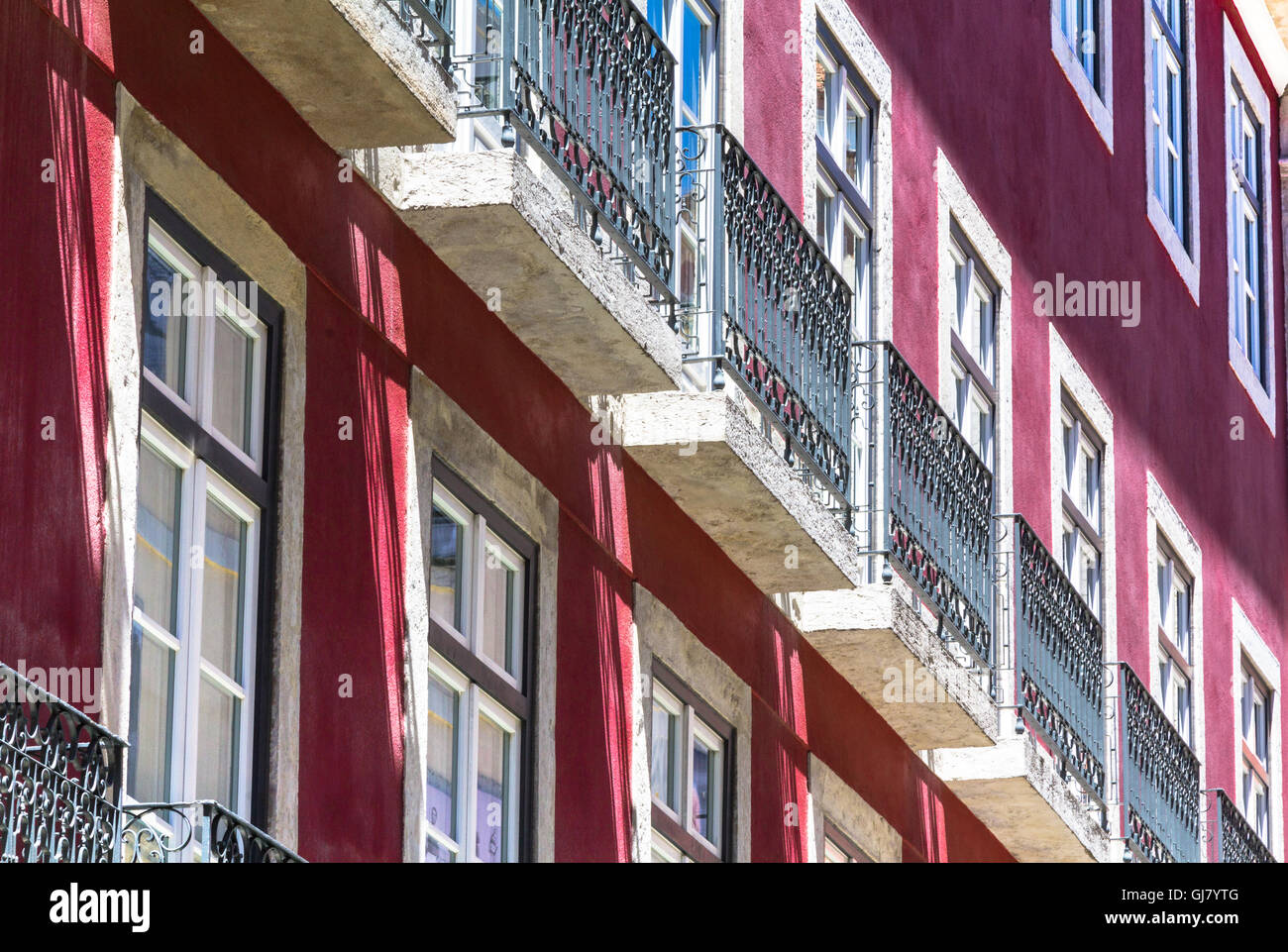 Windows sur un bâtiment peint en rouge foncé Banque D'Images