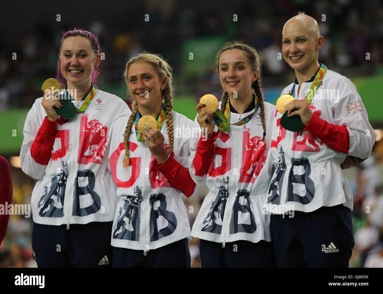 La société britannique Katie Archibald, Laura Trott, Elinor Barker et Joanna Rowsell Shand célébrer après leur médaille d'or dans la poursuite féminine finale sur le huitième jour de la Jeux Olympiques de Rio, au Brésil. Banque D'Images