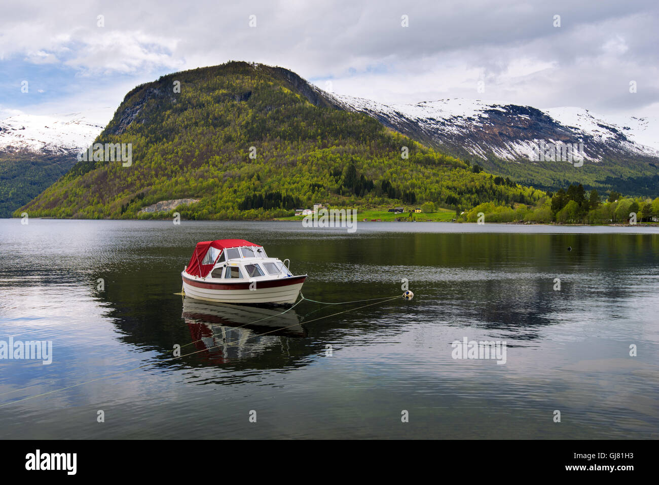 Printemps, lac, montagnes, neige, boot, Fjordane, Norvège, Europe Banque D'Images