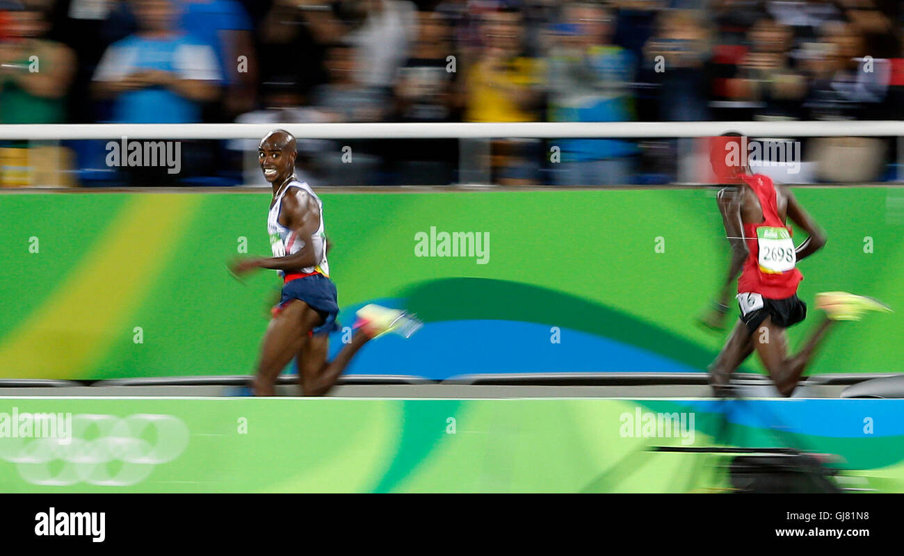 La société britannique Mo Farah fait une pause pour la conduire sur son chemin vers la victoire dans la finale hommes 10 000 m aux Jeux Olympiques Stadium le huitième jour du temps des Jeux Olympiques de Rio, au Brésil. Banque D'Images