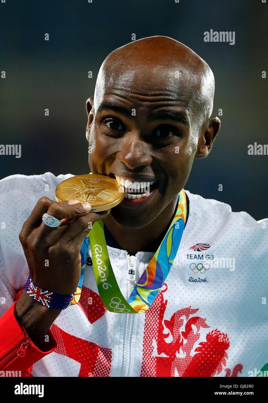 La société britannique Mo Farah avec sa médaille d'or après la finale hommes 10 000 m aux Jeux Olympiques Stadium sur le huitième jour de la Jeux Olympiques de Rio, au Brésil. Banque D'Images