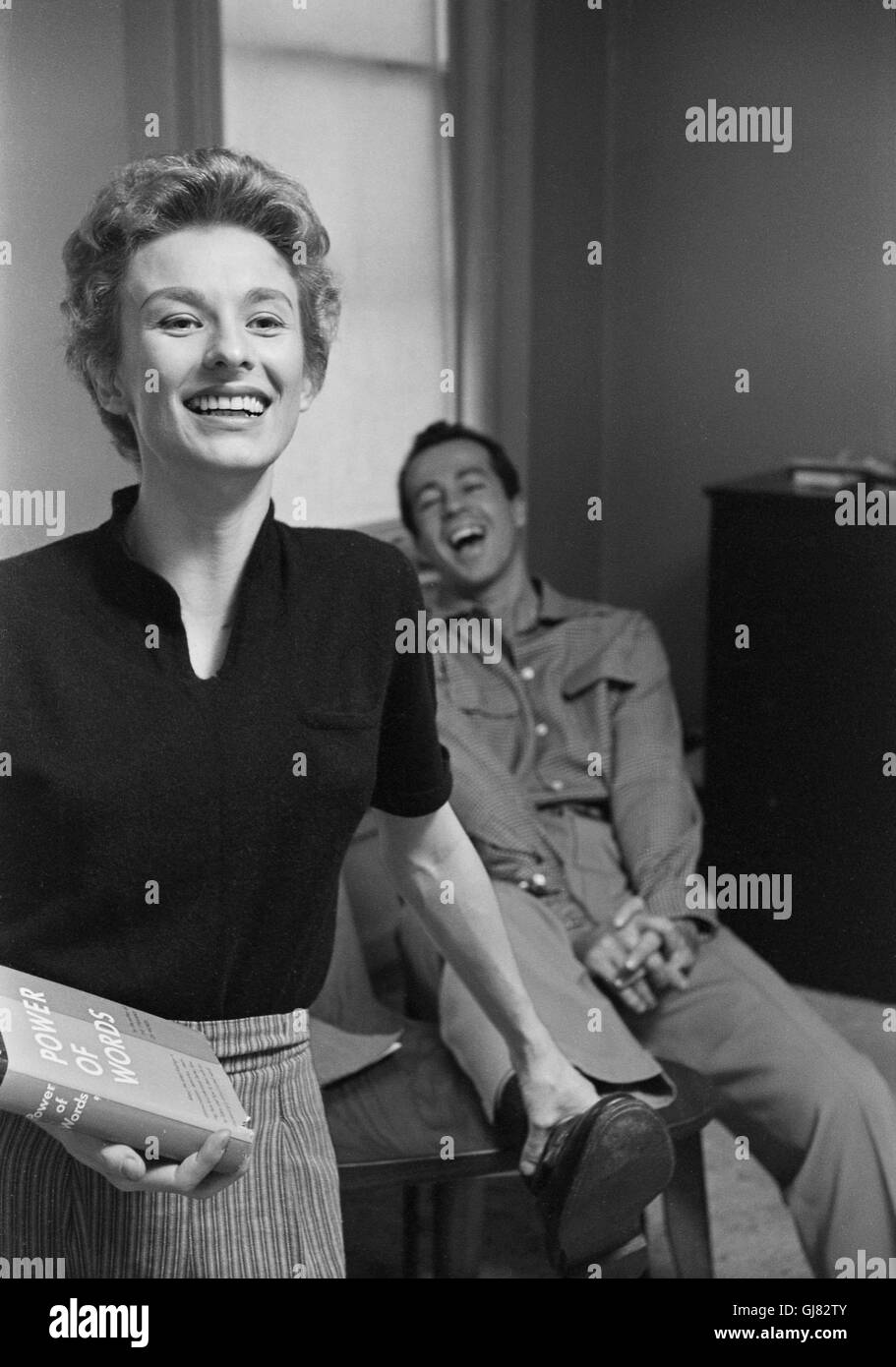Cloris Leachman et George Englund, photographiés dans leur appartement de New York City, 1954 Banque D'Images