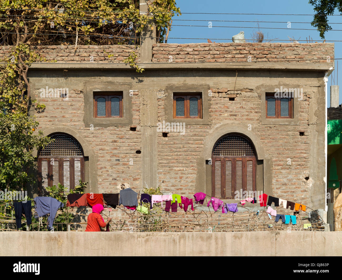 Maisons modernes à la ville de Medamud au nord de Louxor, Egypte Banque D'Images