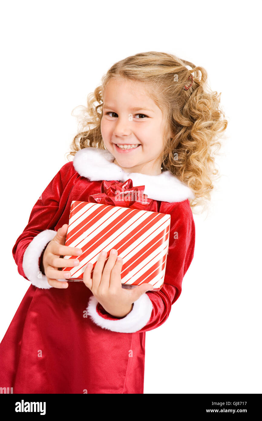 Petite fille en robe de velours rouge, célèbre Noël isolé sur blanc. Banque D'Images