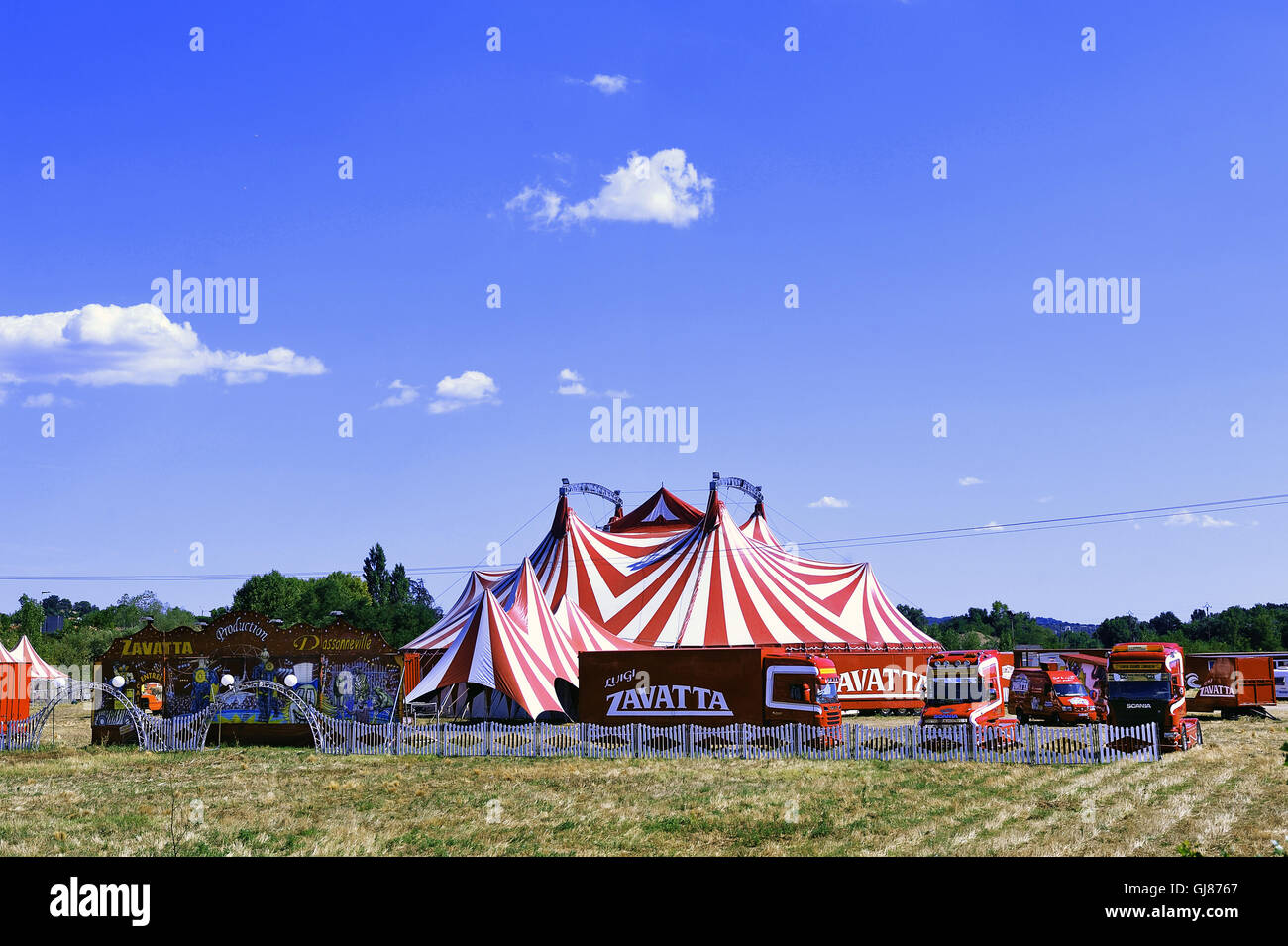 L'ensemble d'une grande famille de cirque Zavata installé ses représentations Banque D'Images