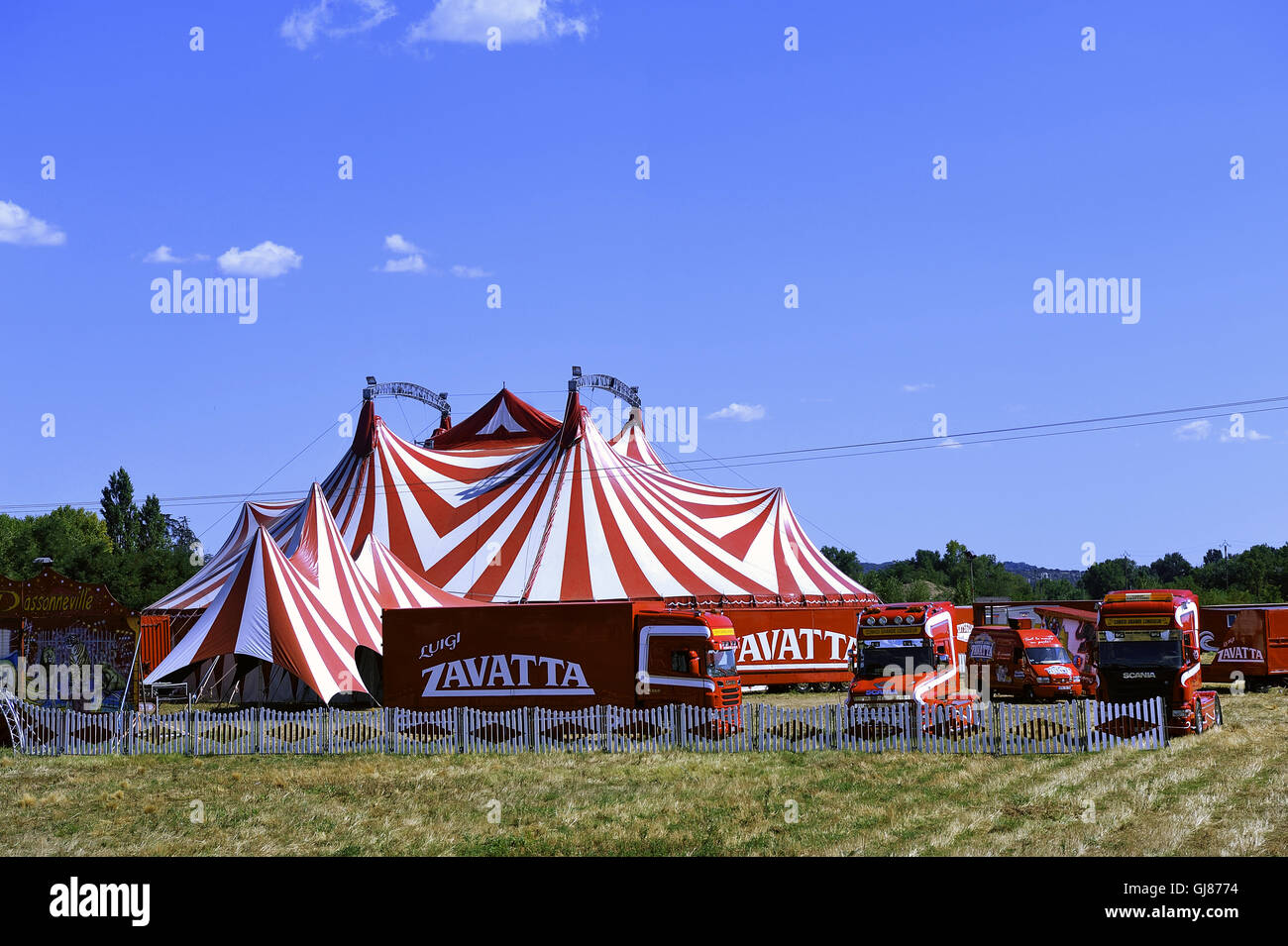 L'ensemble d'une grande famille de cirque Zavata installé ses représentations Banque D'Images