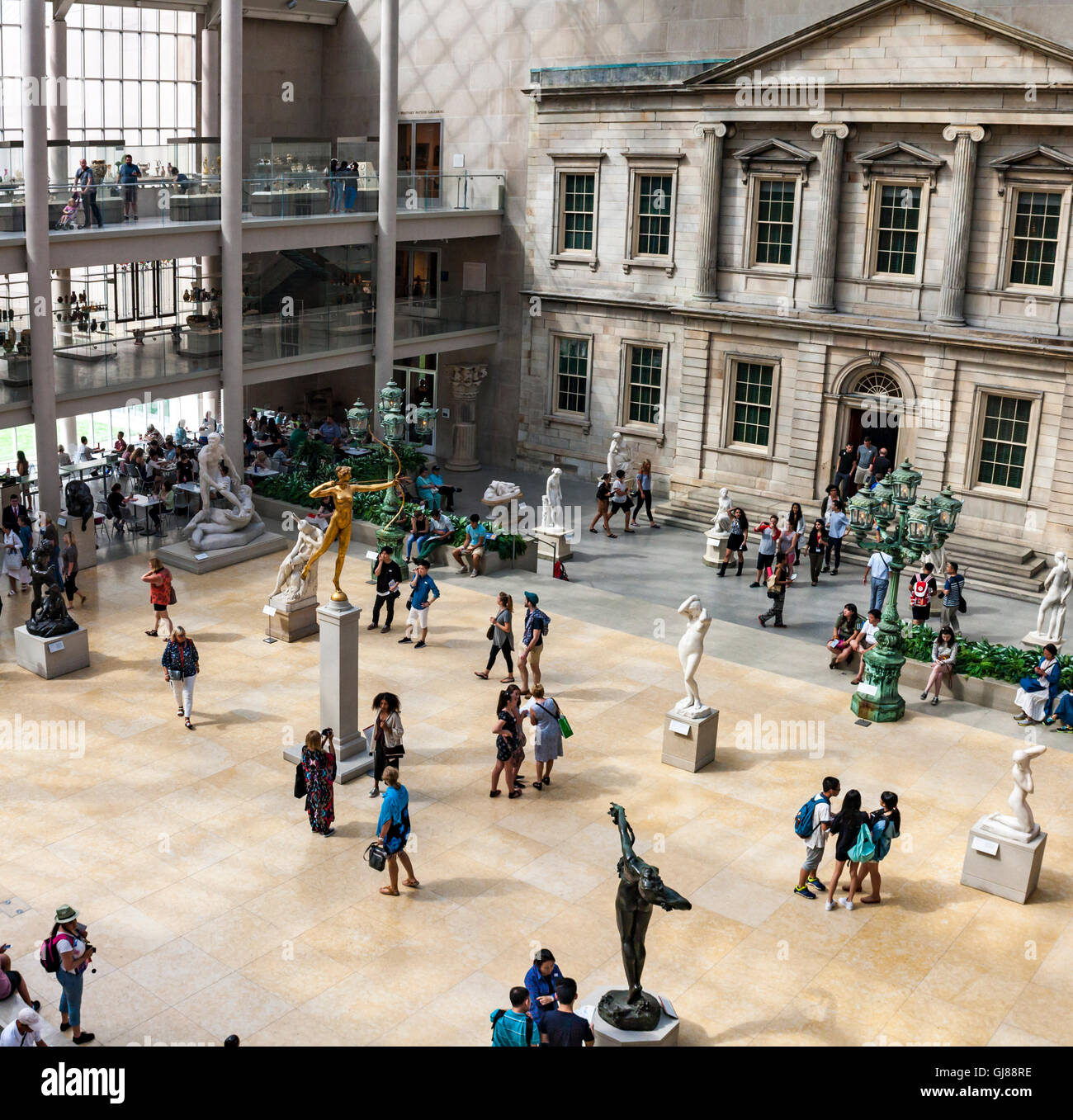 Des personnes non identifiées au Metropolitan Museum of Art de New York. Banque D'Images