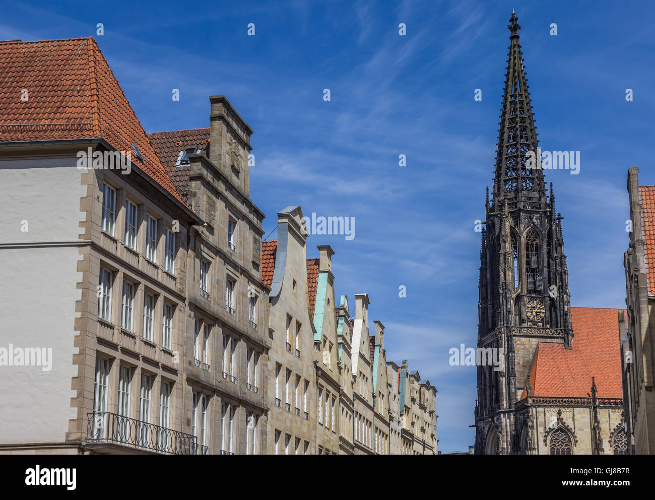 Façades et clocher de l'église à la principale place du marché à Munster, Allemagne Banque D'Images