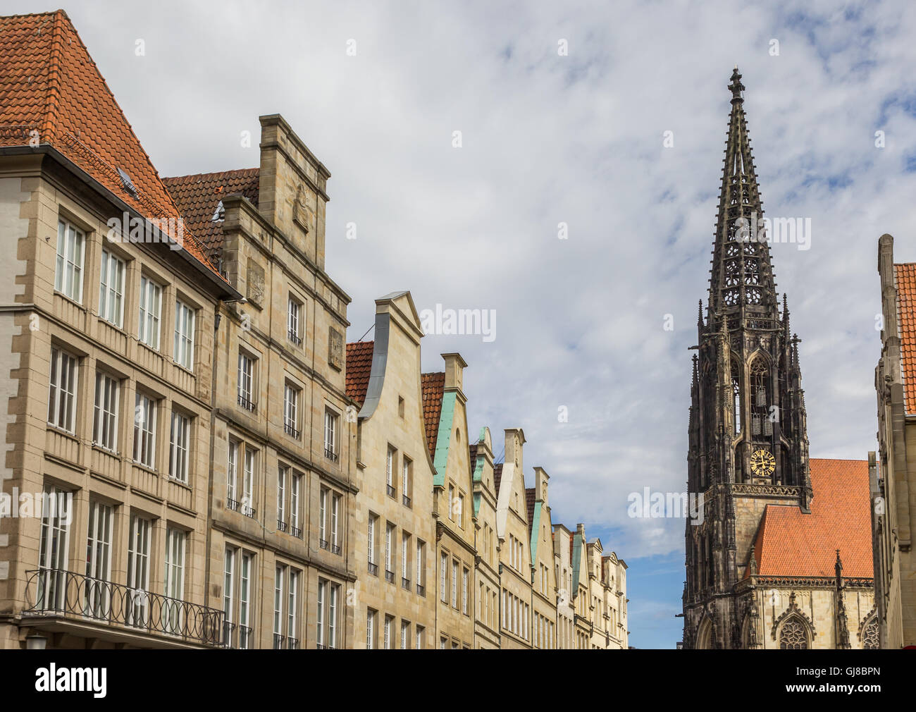 Façades et clocher de l'église à la principale place du marché à Munster, Allemagne Banque D'Images