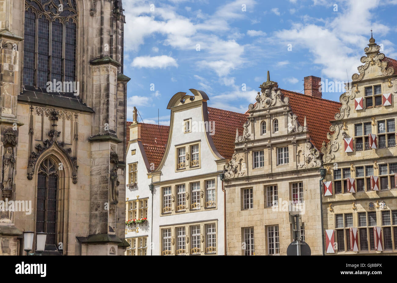 Maisons anciennes avec des blinds dans le centre historique de Münster, Allemagne Banque D'Images