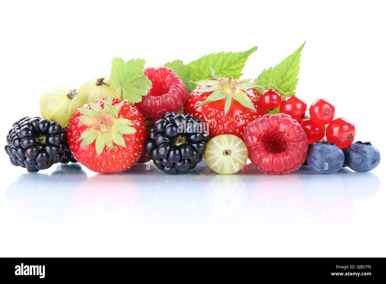 Les bleuets fraises Fruits baies feuilles isolées sur fond blanc Banque D'Images