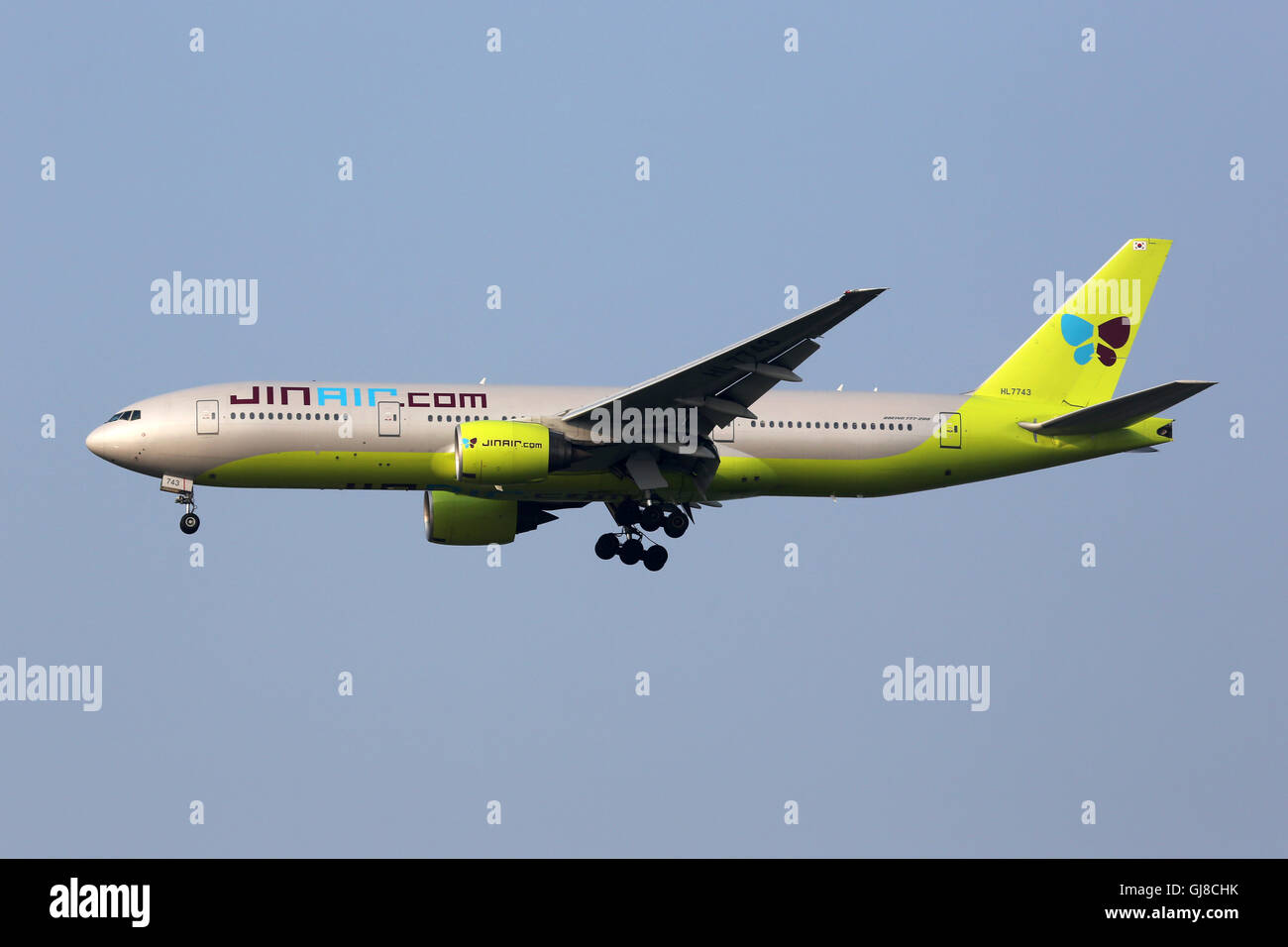 Incheon, Corée du Sud - 24 mai 2016 : un avion Boeing 777-200 Air Jin avec l'enregistrement d'HL7743 approcher dans Incheon de Séoul Banque D'Images Incheon, Corée du Sud - 24 mai 2016 : un avion Boeing 777-200 Air Jin avec l'enregistrement d'HL7743 approcher dans Incheon de Séoul Banque D'Images