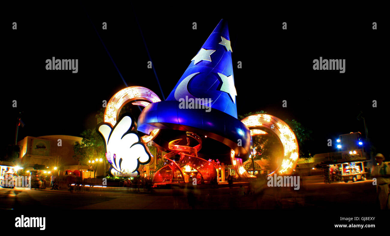 Orlando, Floride, USA. Le 5 janvier 2007. The Sorcerer's Hat éclairés la nuit à Hollywood Studios. Lucy Clark/Alamy Live News Banque D'Images